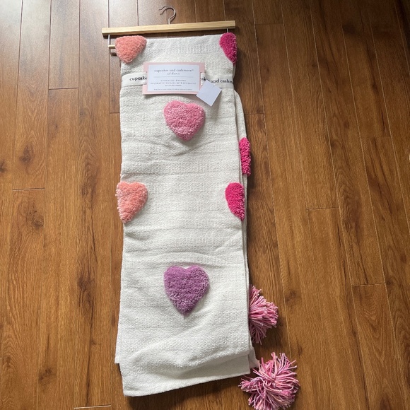 NWT Cupcakes and cashmere valentines throw - Picture 1 of 4